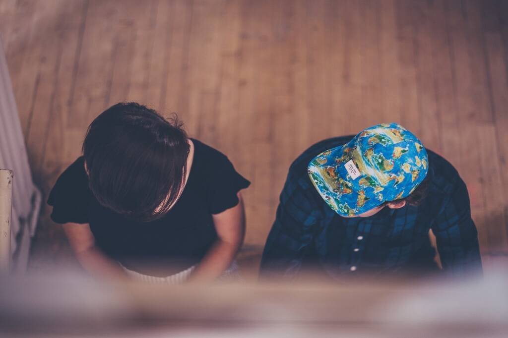 Couple assis sur un banc qui discute calmement, illustrant l’écoute lors d’une demande de divorce
