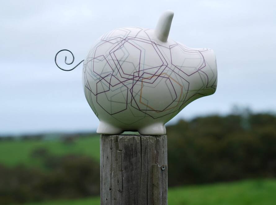 Tirelire en porcelaine en forme de cochon symbolisant l’économie et la gestion de la pension alimentaire.