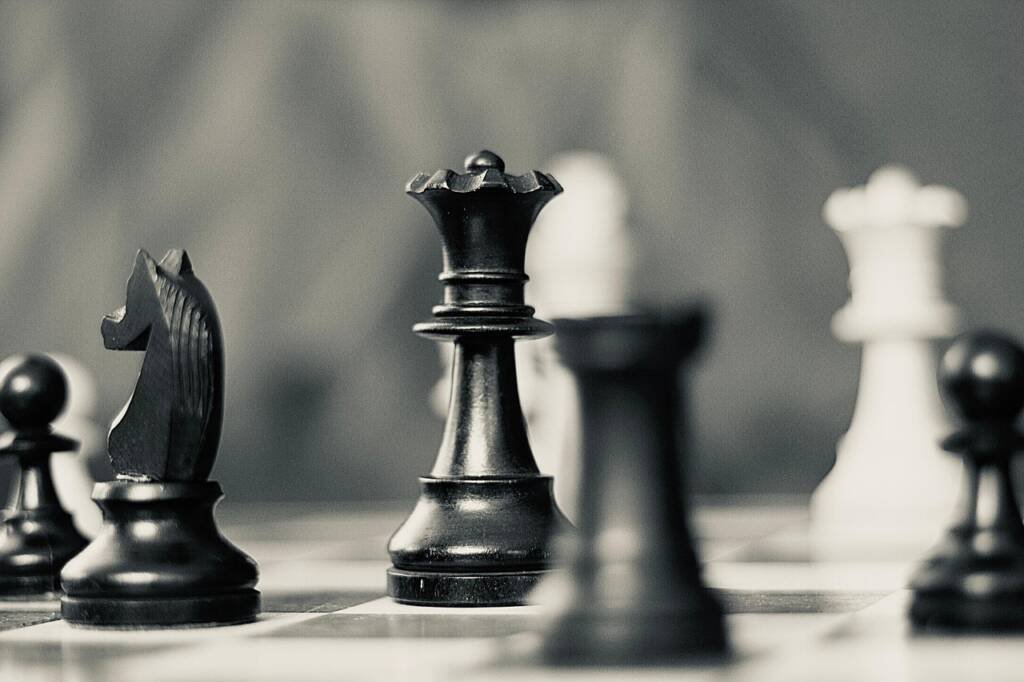 Partie d’échecs illustrant les différents points de vue dans un contrat d’agent commercial