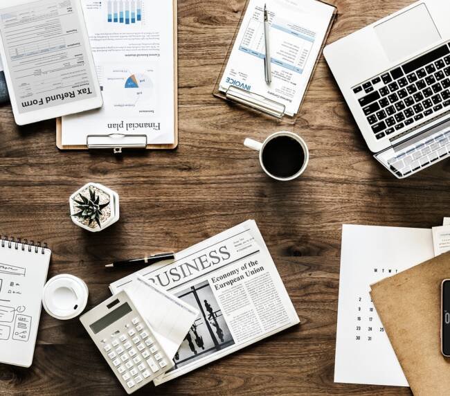 Déclaration de créance à La Réunion : documents à remplir sur un bureau