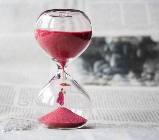 Sablier illustrant le délai de déclaration de créance et le risque de forclusion à La Réunion